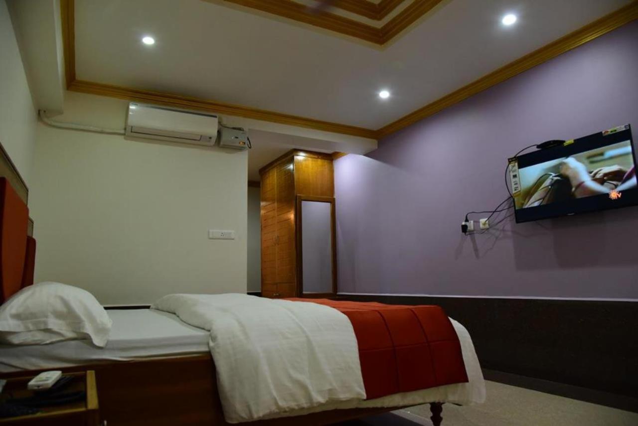 Hotel Chembiyan Pudukkottai Bagian luar foto